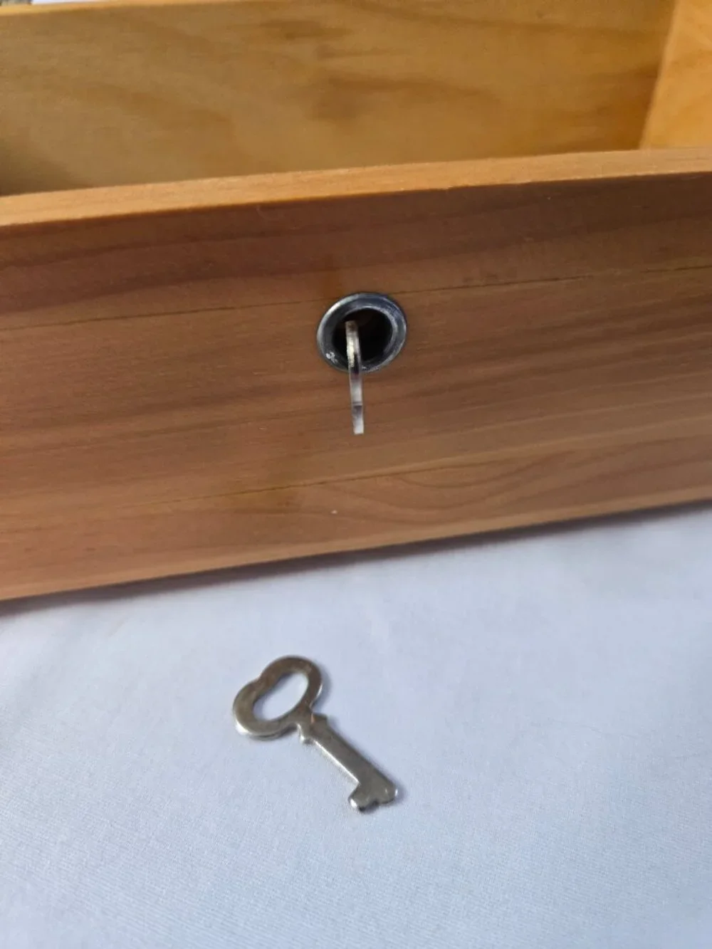 P. Buckley Moss 1996 Mother and Child Lane Keepsake Chest With 2 Keys